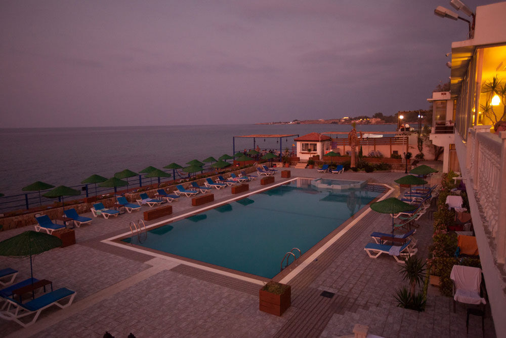 Manolya Hotel Kyrenia  Exteriör bild